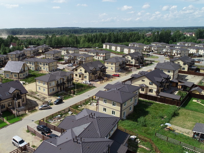 Вид  домов и улиц поселка в июне  2018 г.