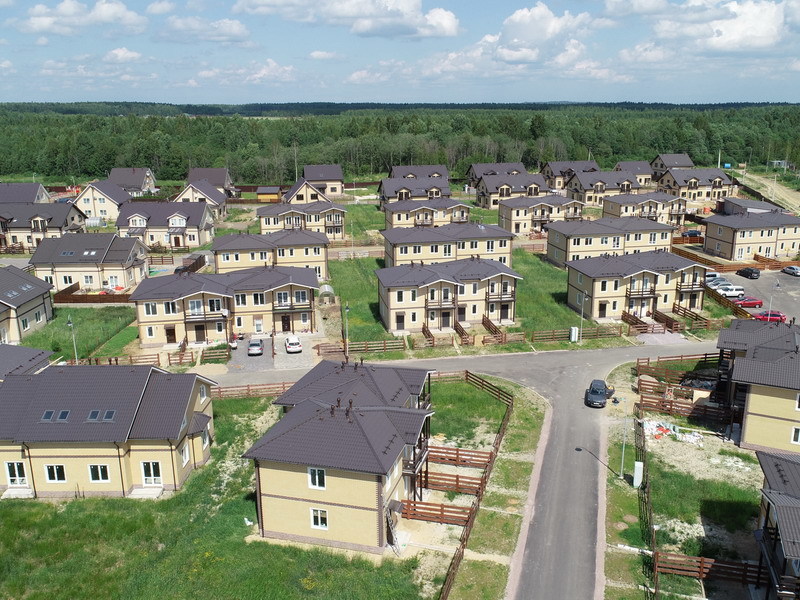 Вид  домов и улиц поселка в июне  2018 г.
